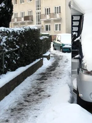 Winterdienst: Wer muss Schnee räumen und bei Glatteis streuen? Bild: Winterdienst: Wer muss Schnee räumen und bei Glatteis streuen?