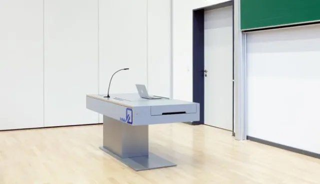 Bild: Neuer Medientisch von Tischler Baumgarten