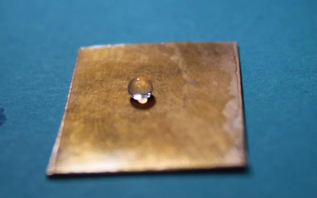 „Fluoropor“ als Beschichtung auf einer Kupfer-Dünnschicht ( (Foto: Bastian E. Rapp, KIT))