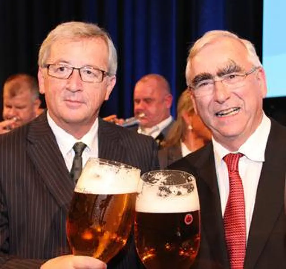 Jean-Claude Juncker beglückwünscht Dr. Theodor Waigel zum Amt des neuen Bad Honnefer Aalkönigs.