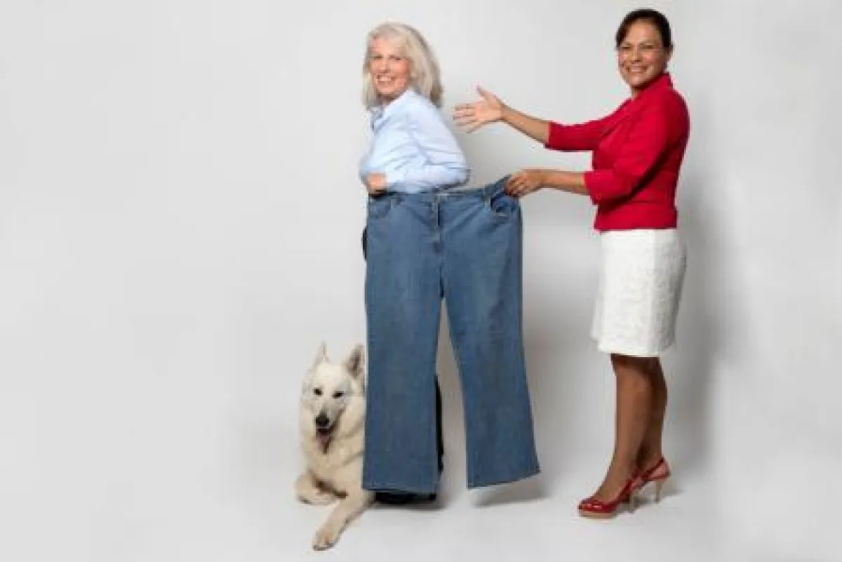 Daniela Hanisch heute: mit Ernährungscoach Sonia Luy de Langenbrink (r.) und Diätbegleiter Hund Sam.