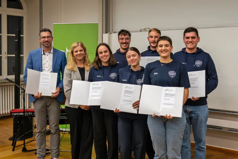 Bild: Ausgezeichnet: Lehrpreis und Preis für studentisches Engagement gehen an Kai Koch und Awareness-Team