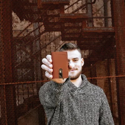 Bild: Wie ein Geldbeutel im Kampf gegen Corona hilft!