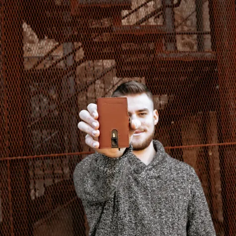 Bild: Wie ein Geldbeutel im Kampf gegen Corona hilft!