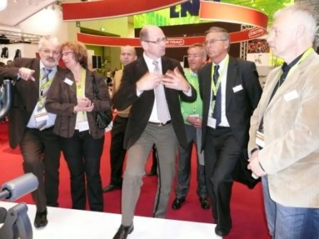 Aufmerksame Zuhörer und ein engagierter Sprecher: Unser Bild entstand beim politischen VDF-FIBO-Rundgang und zeigt (von links) Bernhard Tenhumberg mit Ehefrau Ingrid, Andreas Bork (Star Trac), Michael
