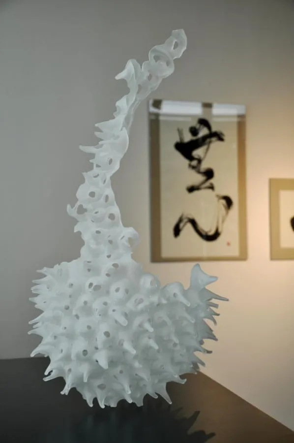 Wie gläserne Wesen aus einer unbekannten Welt wirken die Objekte von Masahiro Sasaki. (Foto GMuseum)