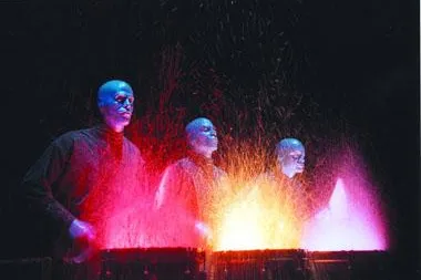 Buzzer und Berliner testen BLUE MAN GROUP Bild: Buzzer und Berliner testen BLUE MAN GROUP