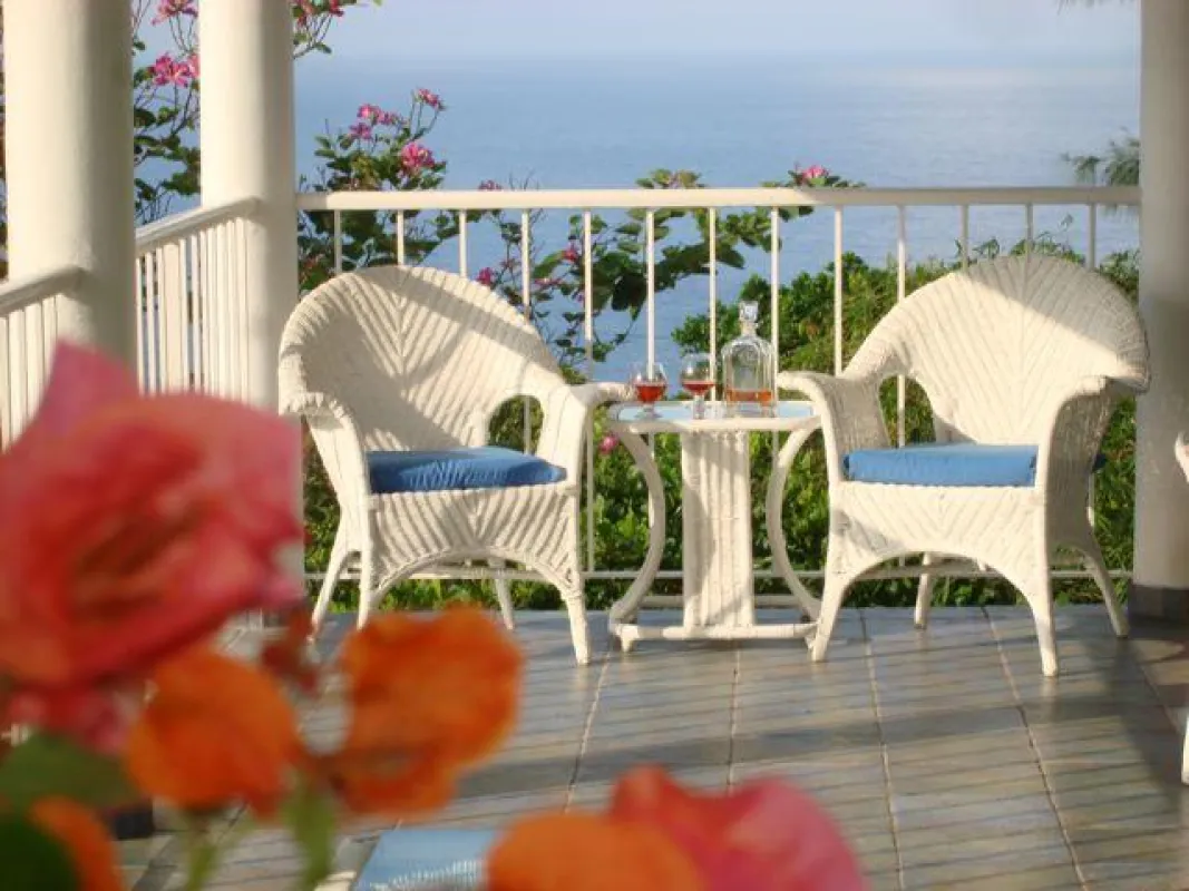 Der Barveranda mit Blick aufs Meer. Bild: Cookie Kiniead