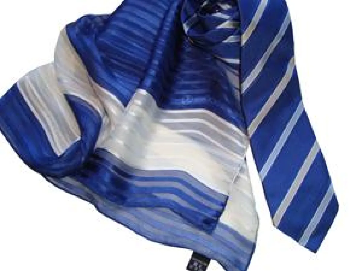 Krawatte mit eingewebtem Firmenlogo, handmade in Como/Italien mit passendem Seidenschal