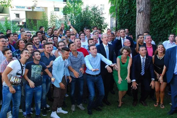 Minister Schmid begrüßt Auszubildende aus dem Ausland Bild: Minister Schmid begrüßt Auszubildende aus dem Ausland