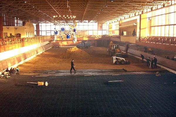 Bild: Bodenbefestigung für die Reithalle des renommierten Reitsportclubs "PRADAR" im Herzen Moskaus