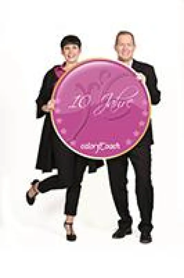 Stephanie Blair-Breetz, Leiterin Marketing und Vertrieb, präsentiert mit Geschäftsführer Holger Schu