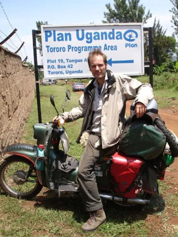 Florian Rolke beim Plan-International-Projekt in Uganda