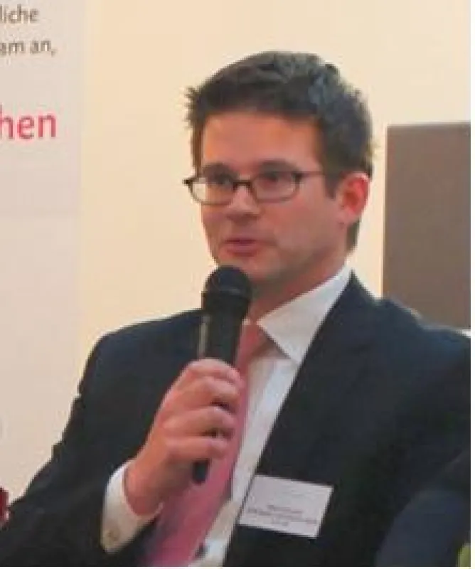 Niclas Bychowski bei der Podiumsdiskussion der Bildungskonferenz