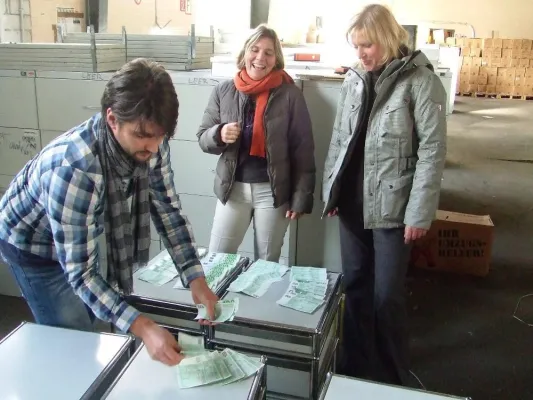 Bild: Kalkulieren kann auch sexy sein - beim Büromöbelkauf.