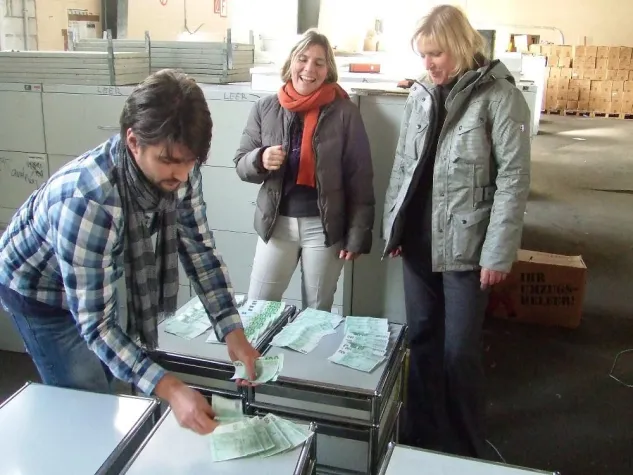 Bild: Kalkulieren kann auch sexy sein - beim Büromöbelkauf.