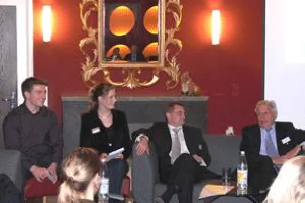 Diplom – und was jetzt? Kaminzimmergespräche an der Europäischen Fachhochschule Bild: Diplom – und was jetzt? Kaminzimmergespräche an der Europäischen Fachhochschule