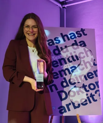 Bild: Ehemalige Doktorandin des Max-Planck-Instituts für  Evolutionsbiologie erhält KlarText-Preis 2025