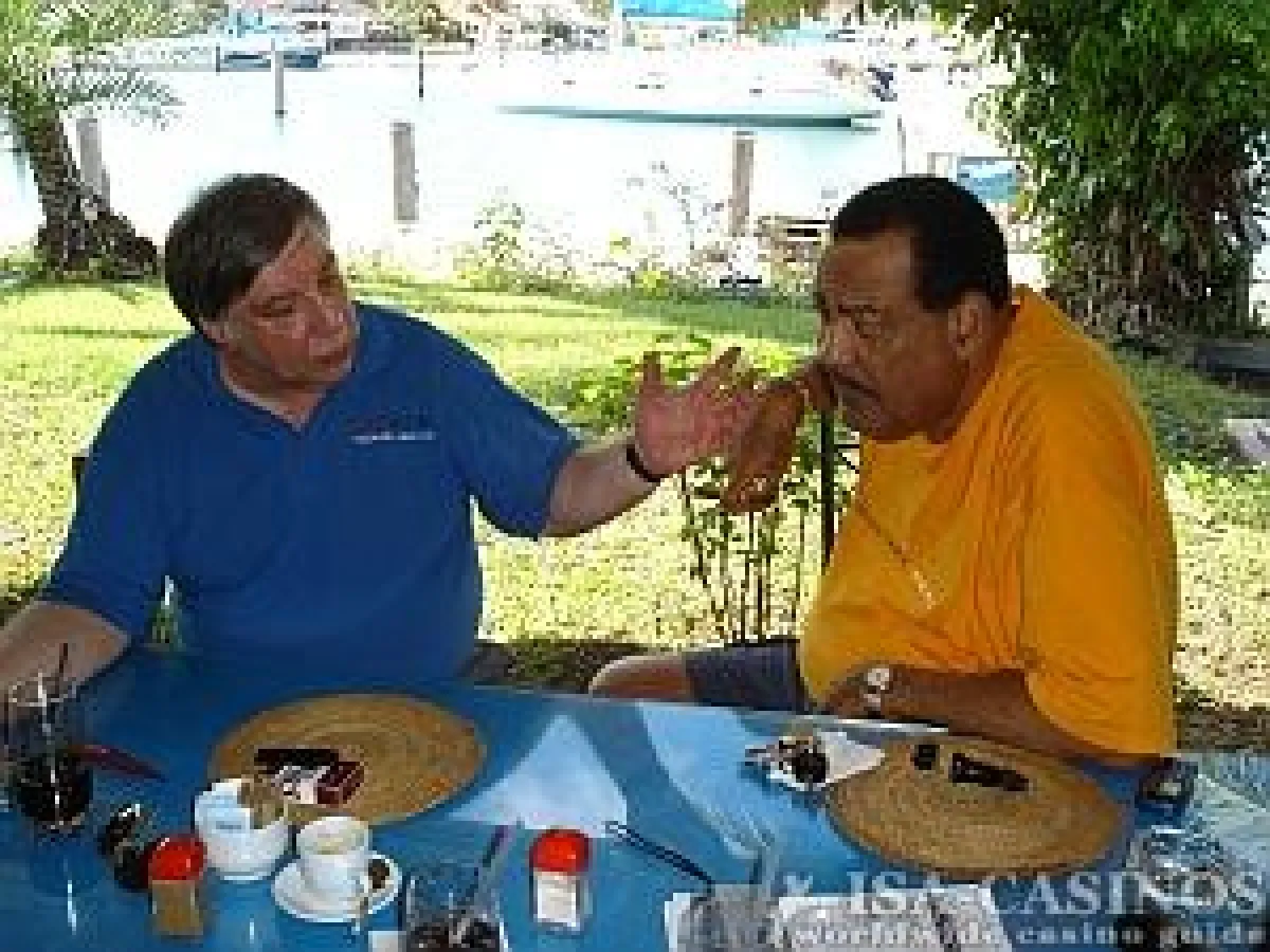 Chefredakteur Schmitt, ehemaliger Premierminister Lester Bird