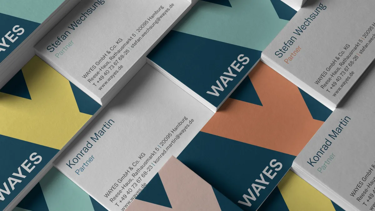 Der Markenauftritt von WAYES: positive, pluralistische Farbwelt und eine markante Wortmarke.