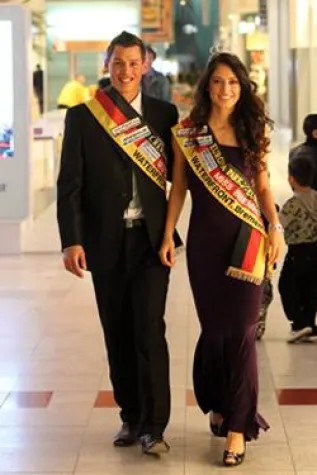 Bild: Zwei strahlende Siegerlächeln in der Waterfront