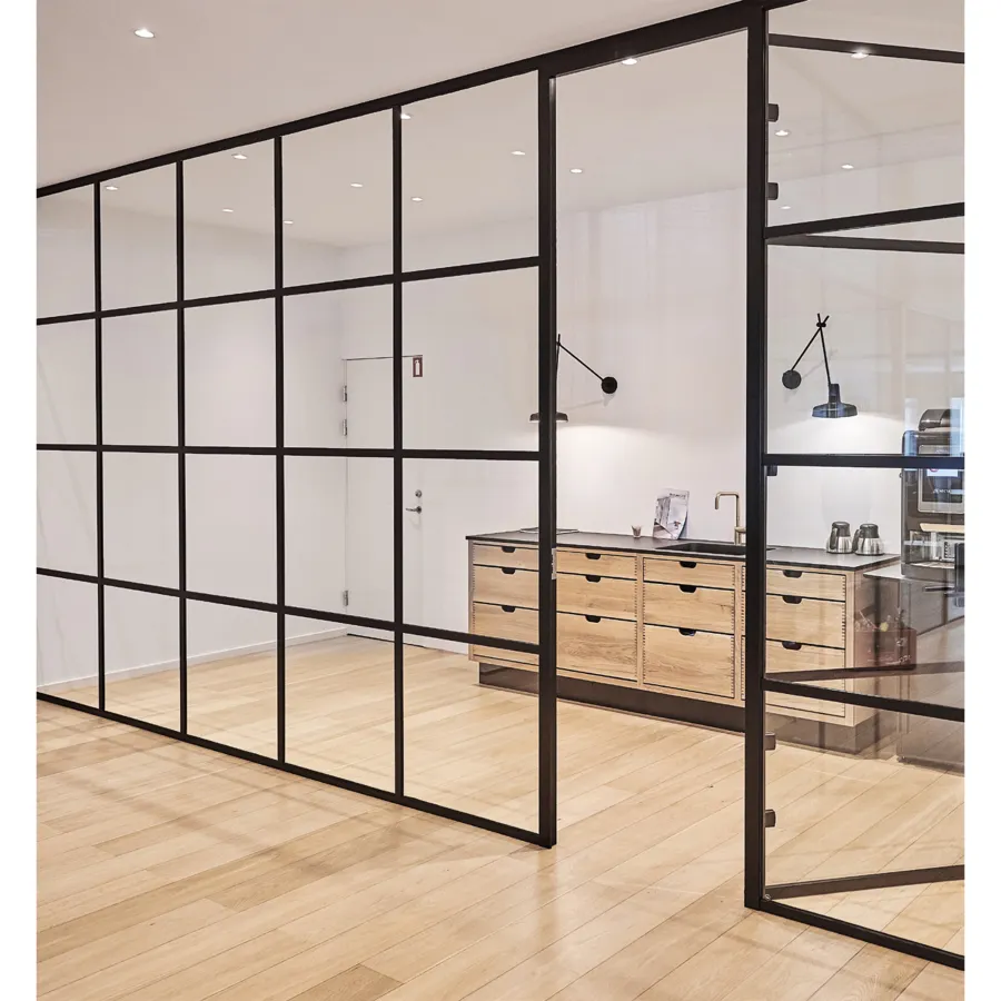 Ganzglastrennwände im Loft-Style (© TIXIT)