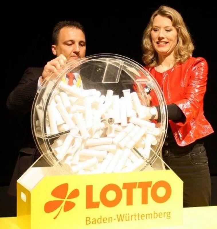 Lottofee Franziska Reichenbacher sorgte am Sonntag im Ulmer Theater dafür, dass sich auch einige Leiter und Mitarbeiter von Lotto-Annahmestellen über Gewinne freuen konnten.