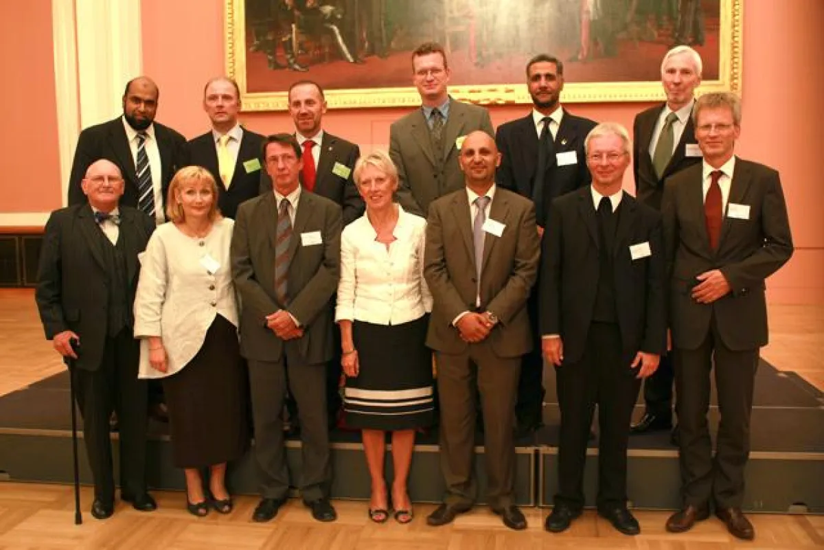 Die Rednerinnen und Redner der Gründungsfeier im Roten Rathaus und die Initiatoren des Muslimischen SeelsorgeTelefons