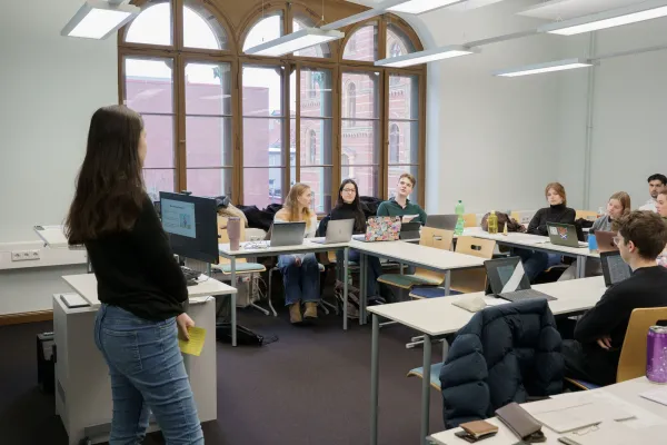 Bild: Paragrafen, die sprechen: Jurastudierende an der Universität Greifswald trainieren Rhetorik für die Praxis