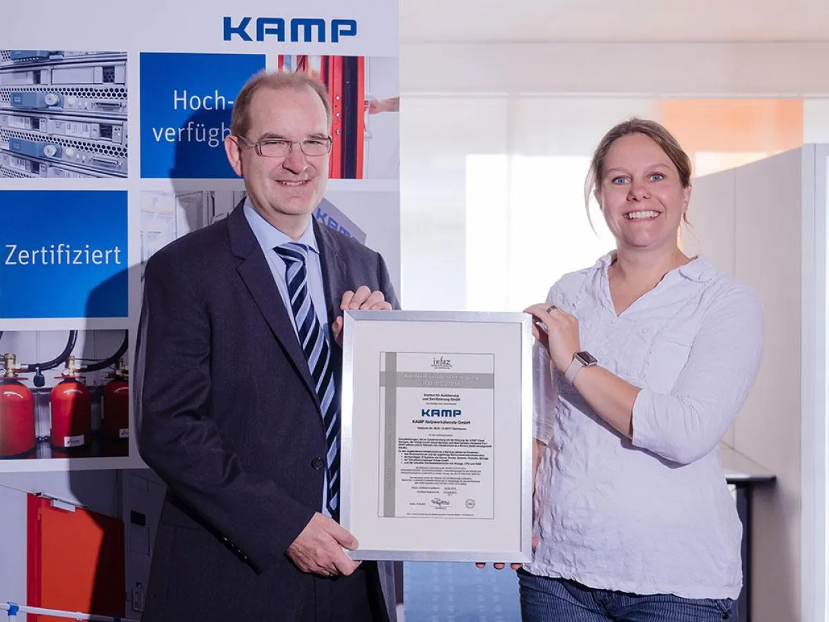 v.l.n.r: Michael Lante und Dina Knorr bei Übergabe der Bescheinigung.