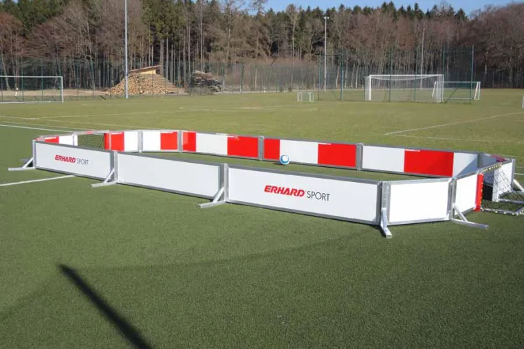 Bild: SpeedUpSoccer-Court fur den TSV Oberpframmer: ERHARD SPORT stiftet Court furs Technik-Training