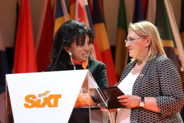 Bild: Regine Sixt präsentiert den Sixt-Weltkongress auf Malta