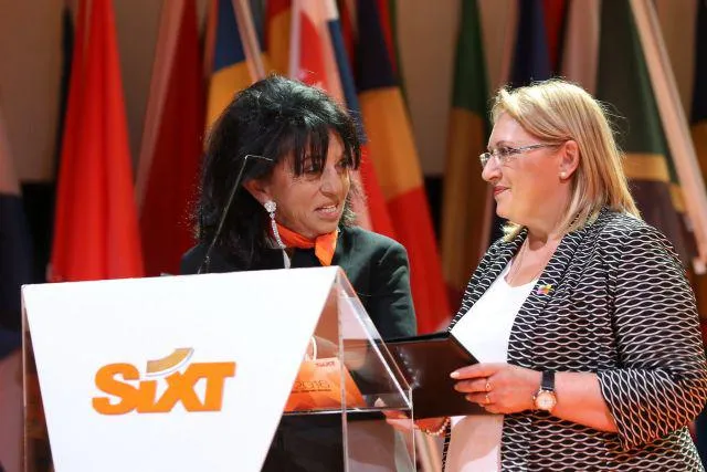 Regine Sixt präsentiert den Sixt-Weltkongress auf Malta Bild: Regine Sixt präsentiert den Sixt-Weltkongress auf Malta