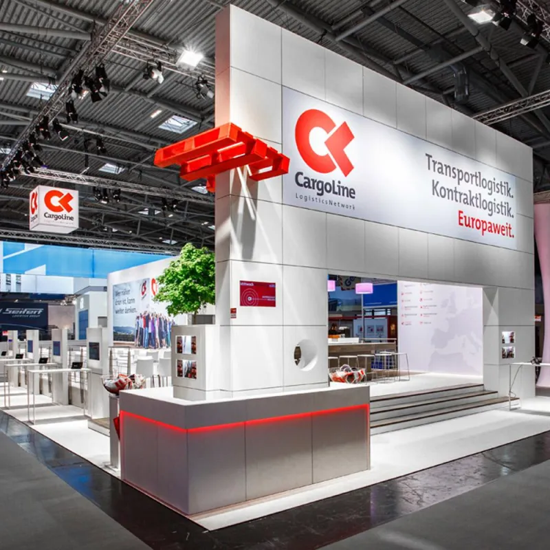 Cargoline Messestand mit roter Palette