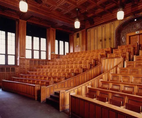 Bild: Mehr als 100 Journalisten und Pressesprecher treffen sich zum Skandalgipfel an der Universität Hamburg