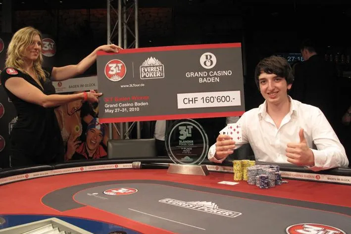 Tobias von Siebenthaler wird erster 3LT Champion der Pokergeschichte Bild: Tobias von Siebenthaler wird erster 3LT Champion der Pokergeschichte