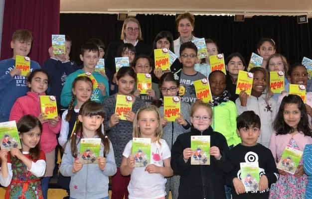 Bild: Spenden-Aktion: Berliner Rotary Club schenkt Kindern der Chamisso-Grundschule 650 spezielle Lesebücher