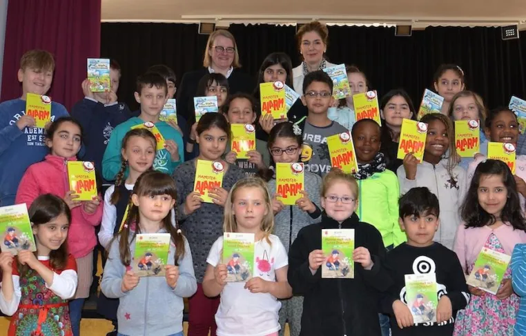 Bild: Spenden-Aktion: Berliner Rotary Club schenkt Kindern der Chamisso-Grundschule 650 spezielle Lesebücher