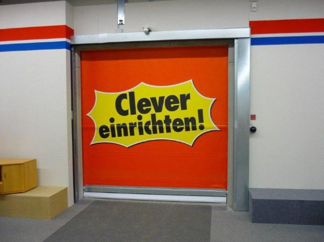 HaWe Speed  Schnellauftor im Fluchtweg eines Discounters