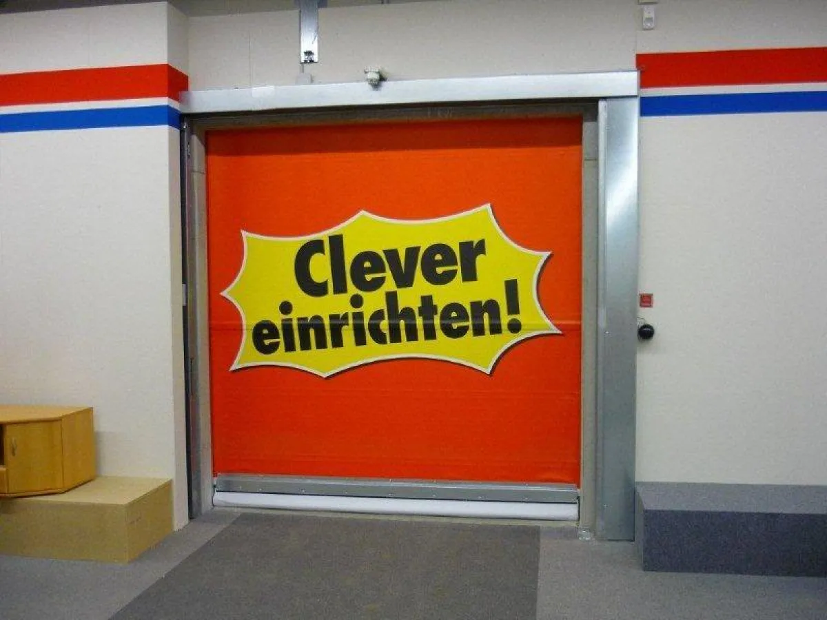 HaWe Speed  Schnellauftor im Fluchtweg eines Discounters
