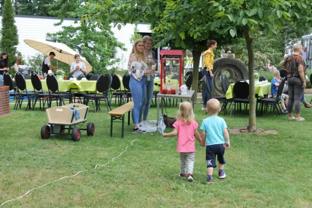 Die jungen Besucher des Familienfestes erkunden die Kinderkirmes