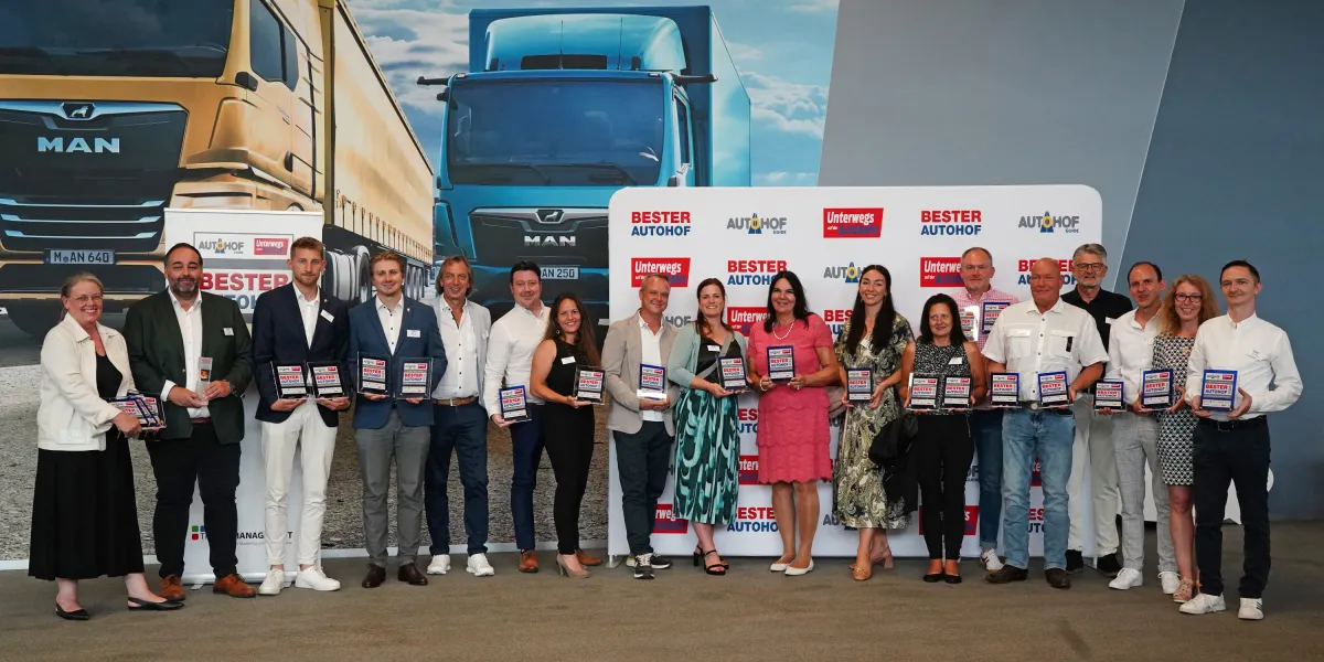 Gruppenbild der Gewinner zur Leserwahl BESTER AUTOHOF 2025 (© TRI TOP Management GbR)