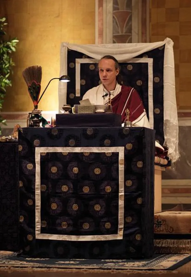 Tulku Khyungdor Rinpoche zelebriert das Bardo Ritual