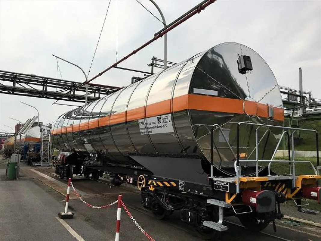 Sasol Tankcontainer für Ethylenoxid Transporte ausgerüstet mit aJour ATEX Compact Sensor Telematik