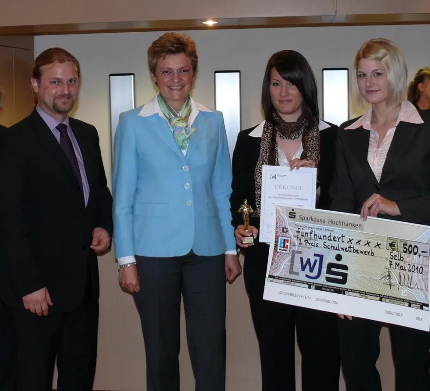 MdEP Monika Holmeier gratuliert den angehenden Assistentinnen für Hotel- und Tourismusmanagement Katharina Köstler und Selina Müller sowie der betreuenden Lehrkraft André Putzlocher