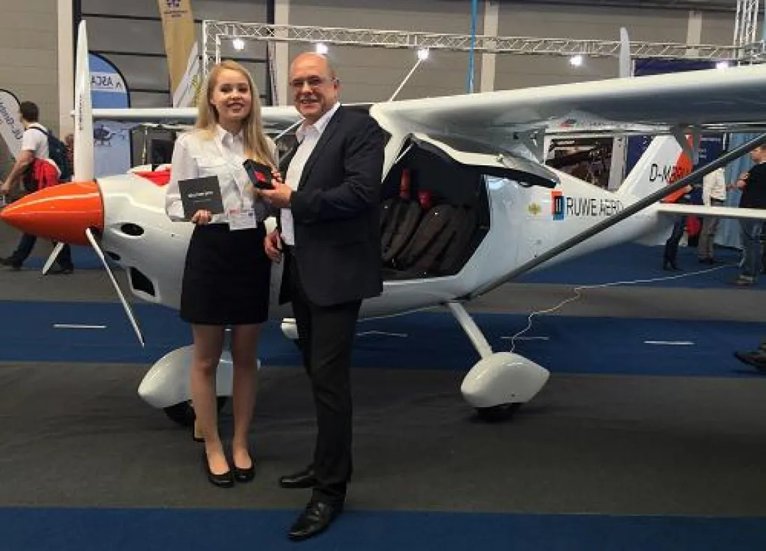 Klaus Dieter Tschäpe, Geschäftsführer  der RUWE AERO, nimmt auf der Messe die Weltneuheit sky[nav]pr