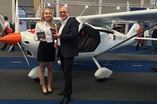 Bild: Dacher Systems übergibt auf der AERO 2016 das erste sky[nav]pro™