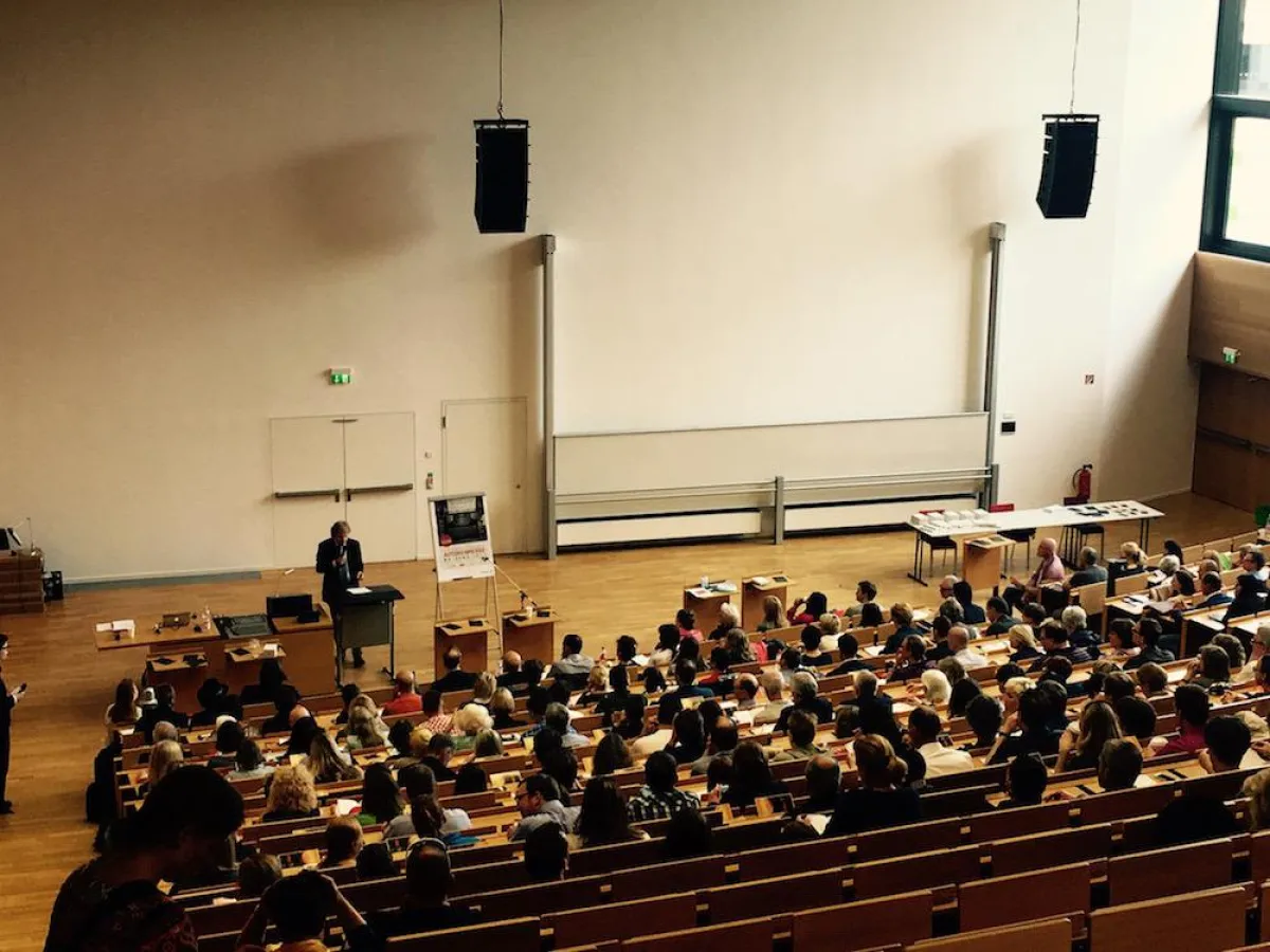 Stadtrat Dr. Bernd Heidenreich eröffnet die 1. internationale Autorenmesse