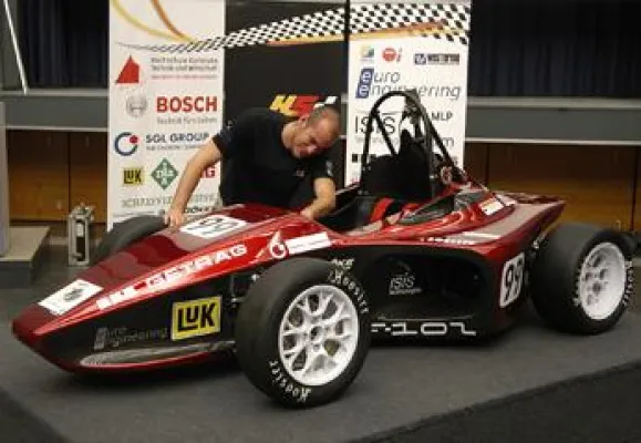 Bild: Studierende der Hochschule Karlsruhe – Technik und Wirtschaft präsentieren selbst konstruierten Rennwagen
