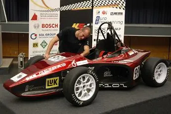 Bild: Studierende der Hochschule Karlsruhe – Technik und Wirtschaft präsentieren selbst konstruierten Rennwagen